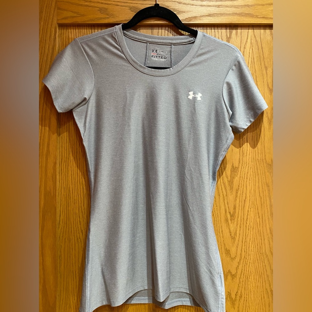 Under Armour Women’s heat gear workout gray fitted shirt, size medium.